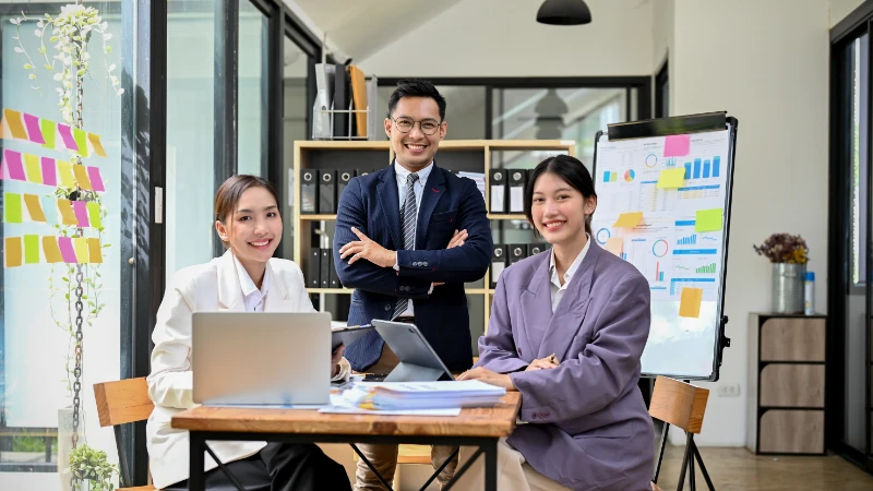 Direct marketing representative assisting a customer with service information